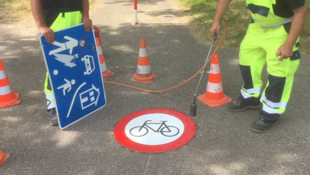 Radfahren auf Murgdämmen verboten - Stadt bringt Markierungen an